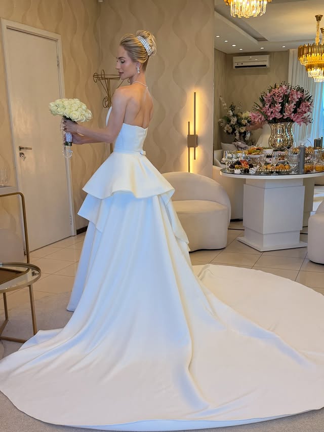 Noiva com vestido e penteado elegante